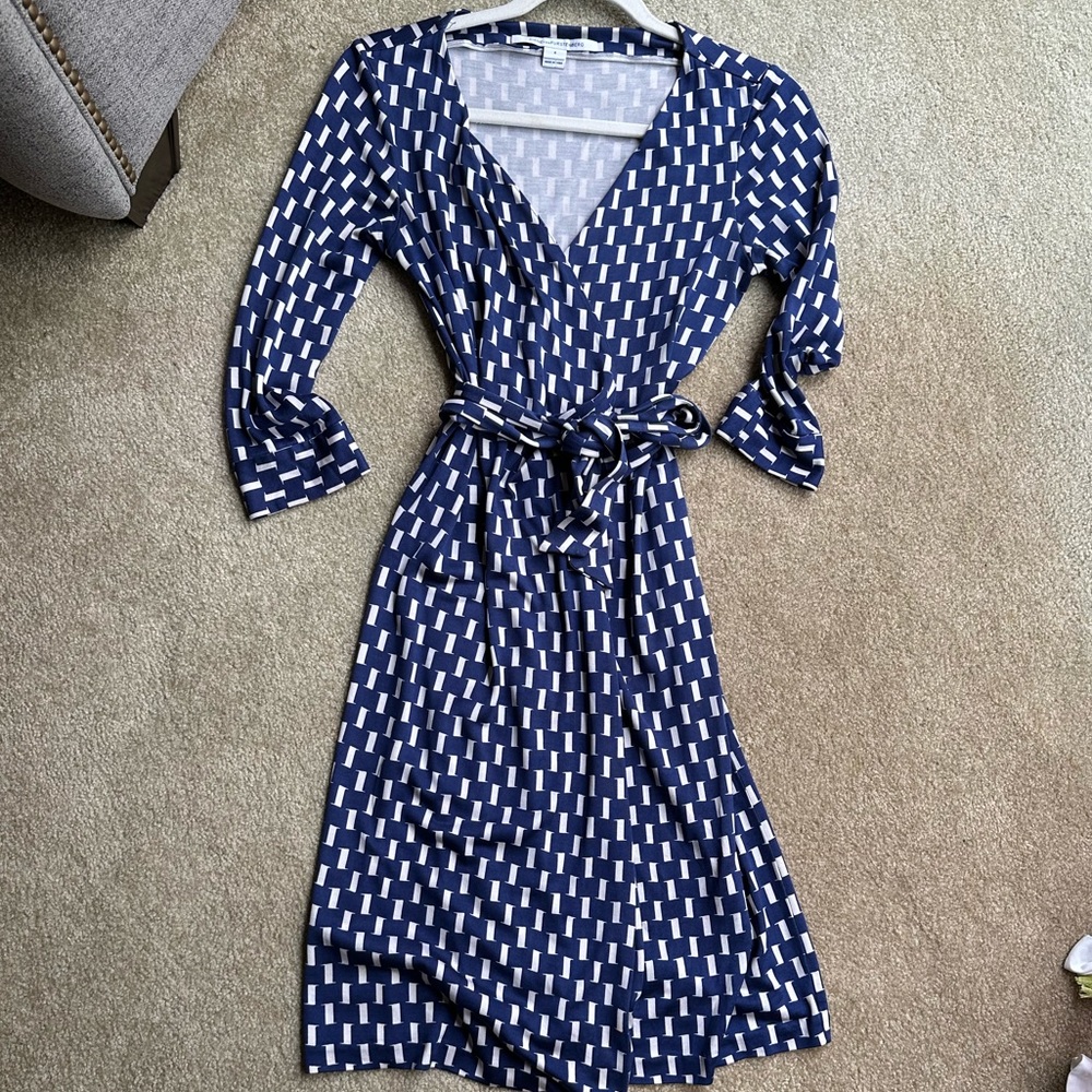 DVF long sleeved wrap dress blue and white